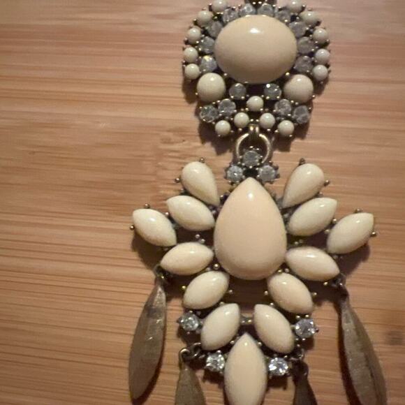 Retired Stella & Dot Gold Tone Mallorca Chandelier Pendant Necklace White Long - Picture 9 of 10